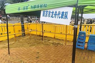 雷霆球迷无视东契奇丢球到一边 收到了一张警告卡